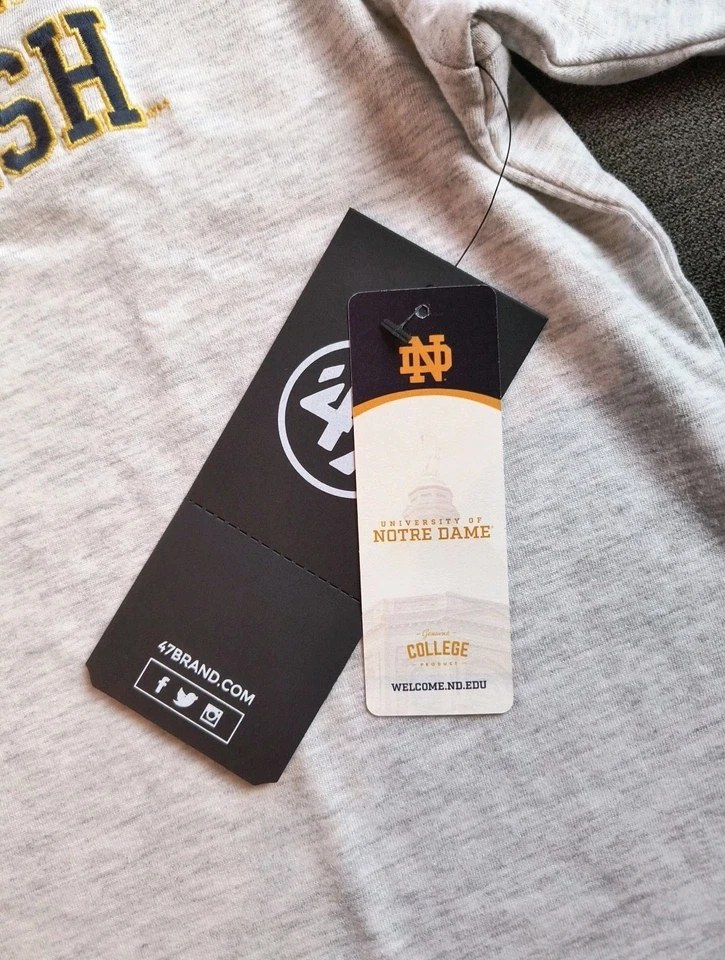 Notre Dame '47 Hombre Camiseta Lucha Irlandesa Manga Corta Logotipos Bordados Gris Foto 3 de 4