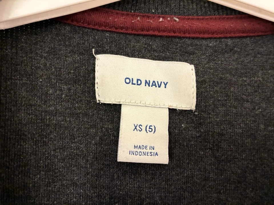 Suéter Old Navy infantil menino preto sólido mistura de algodão malha canelada manga longa gola V XS - Imagem 2 de 3
