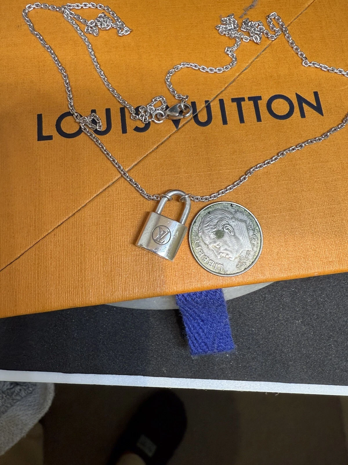 LOUIS VUITTON（LV） Collana Louis Vuitton Pandantif in argento 925 con lucchetto 19 5"