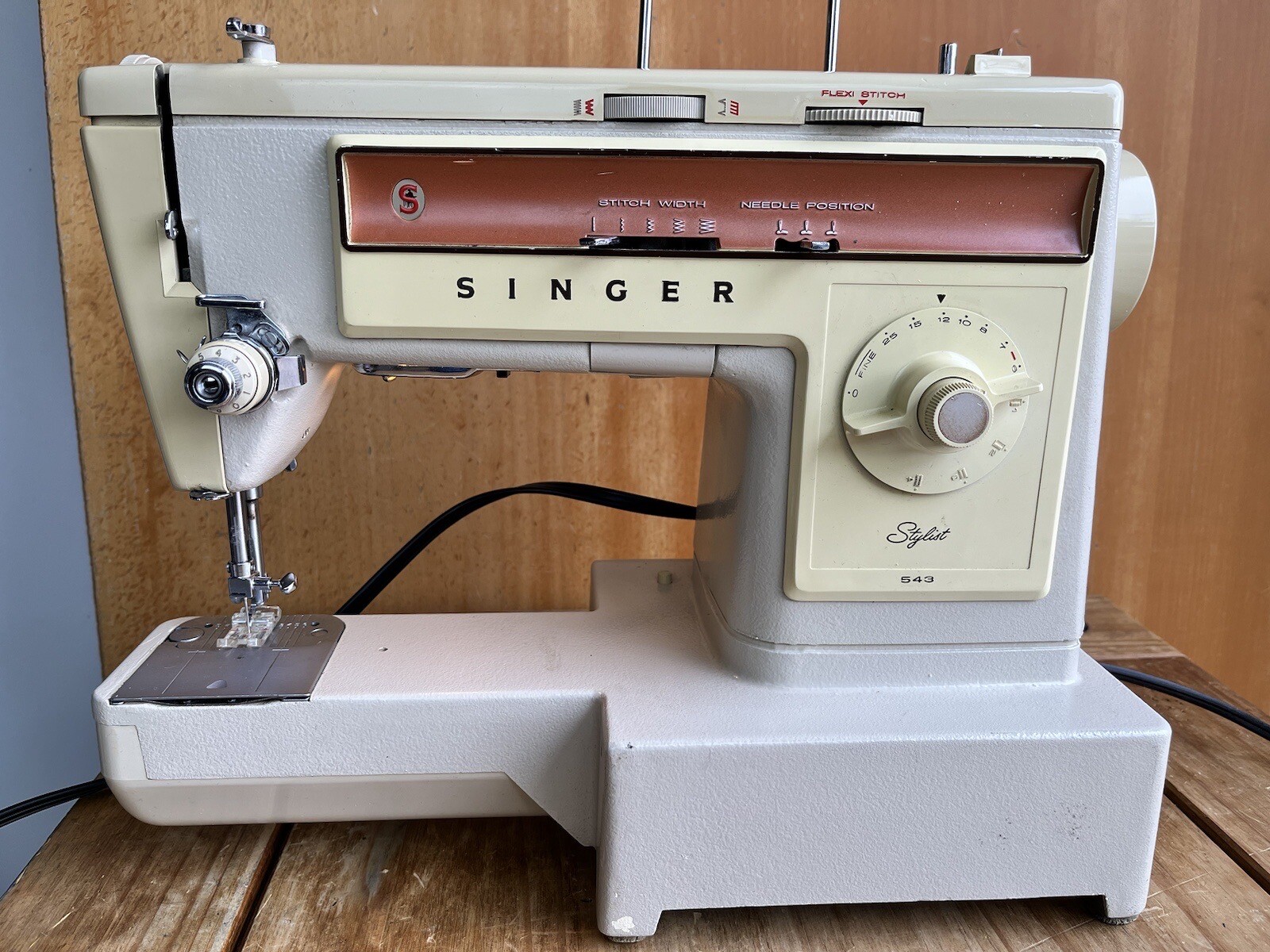 Vintage Singer Stylist ZigZag Sewing Machine Free Arm 543 W