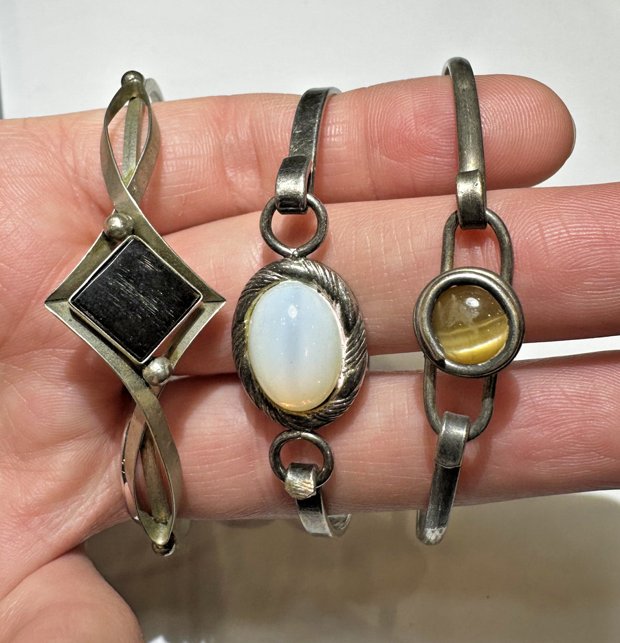 Exquisite Stackable Silver Cab Etched Bangle Hook… - image 2