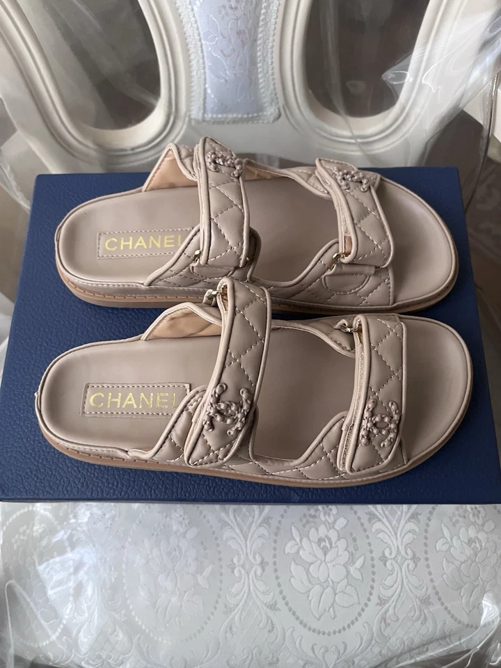 Sandálias Chanel Dad bege - Imagem 2 de 4