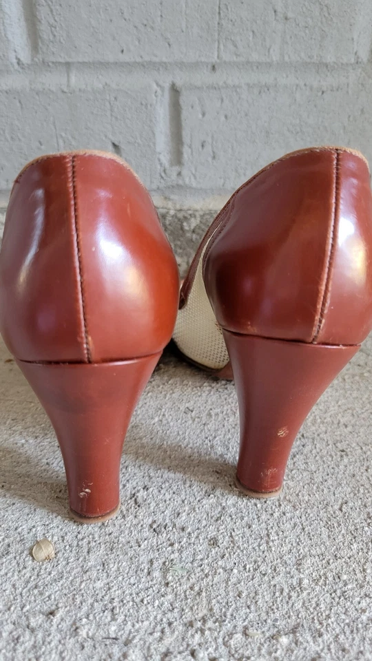Vintage 1940's Heels 3.5"  Two Tone Tan Heels 6 1/2 A - Image 4 of 4