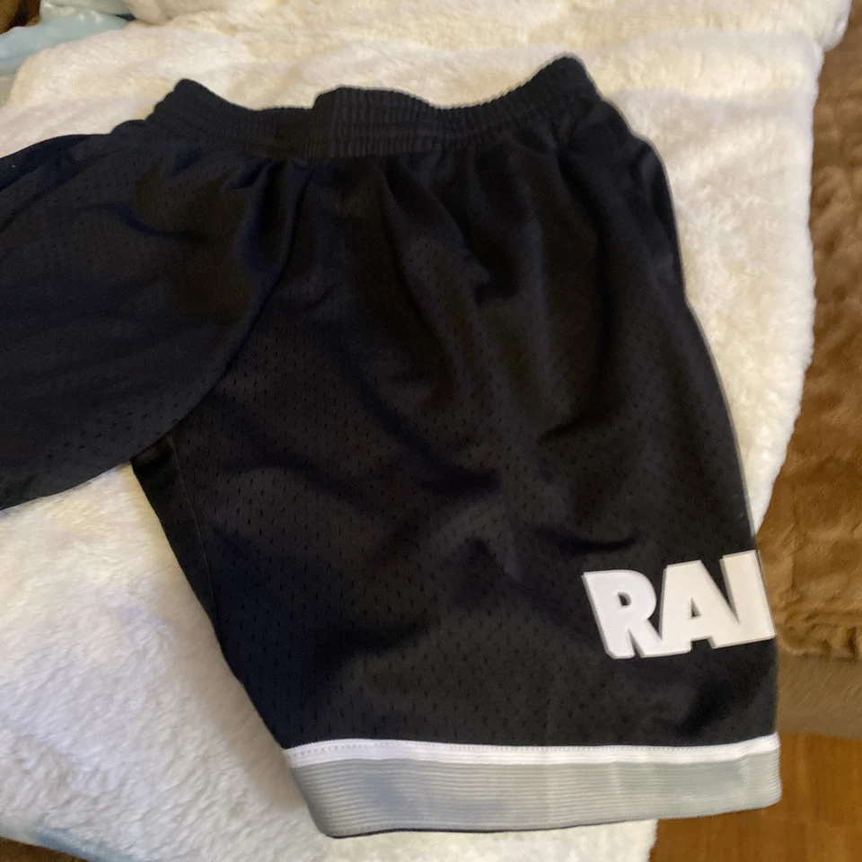 Pantalones Cortos Mitchell & Ness Para Hombres Las Vegas Raiders Team ID Talla Mediana Negro Malla Nuevos con Etiquetas Foto 2 de 4