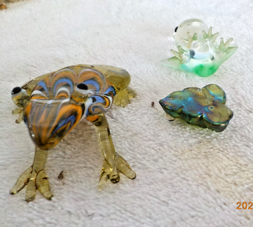 Lot of 4 multicolored glass frog figurines - 1" to 2.5" - Picture 6 of 6