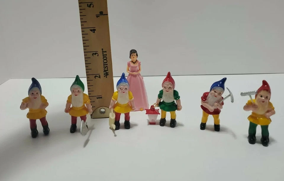 Toppers de cupcakes miniatura vintage de Blancanieves y 6 enanos elfos de Disney Foto 2 de 4