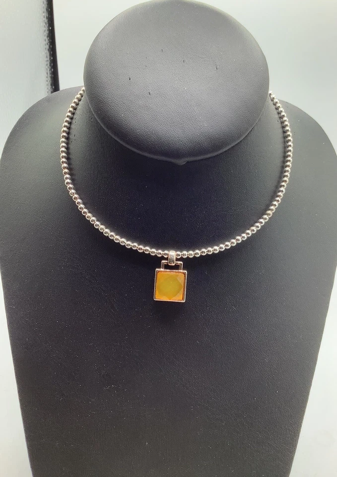 Gargantilla envolvente Anne Klein con colgante cuadrado de color ámbar Foto 4 de 4