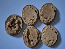 drewniany medalion stempel rzeźbione kawałki ratowanie drewniane detale sztuka lew ludzie unikat