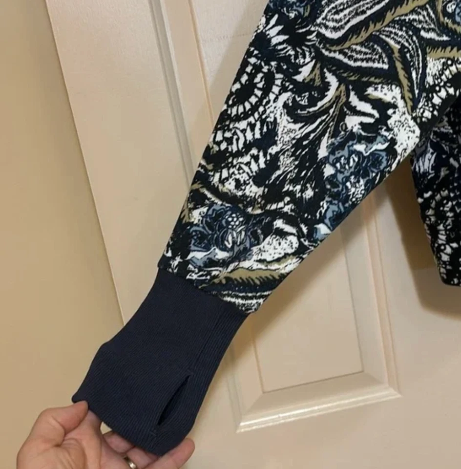 Pulôver feminino Joie estampado paisley manga longa moletom com furos para polegar G - Imagem 4 de 4