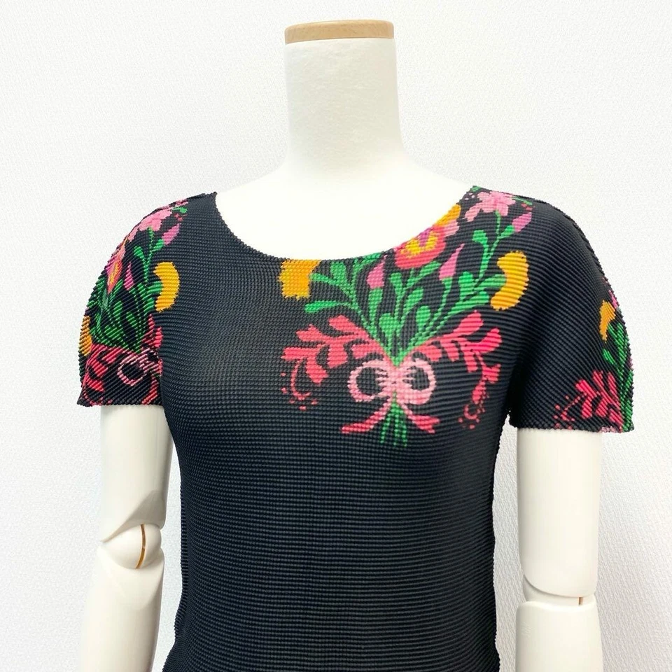 18j17 ISSEY MIYAKE Me Waffle Pleated Cut Saw Short Sleeve Floral Used AYAN-0 - Image 4 of 4