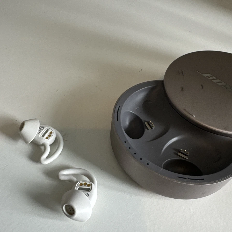 Bose QuietComfort II Wireless In-Ear Earbuds - White Soapstone, photo 3 of 4