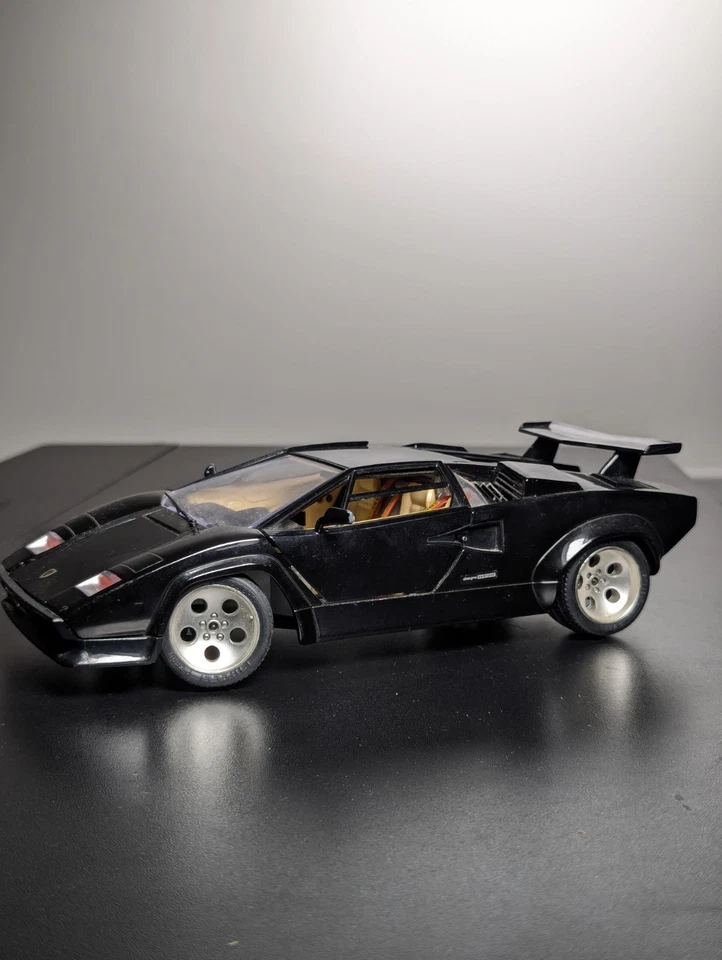 Burago Lamborghini Countach 1:18 Scale Diecast Model Car Black - Image 3 of 4