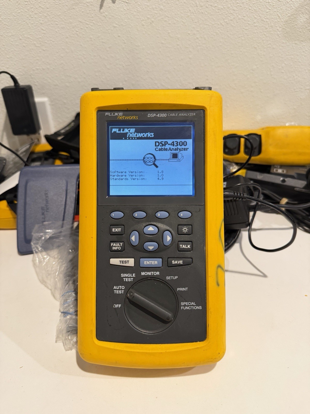 FLUKE NETWORKS DSP-4300 CABLE ANALYZER (TESTED) FREE SHIPPING