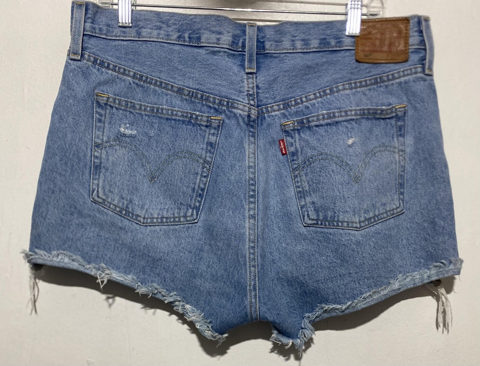 Levi's 501 Premium Denim Shorts Womens 33 Fits 34 Blue Distressed Cutoff Raw Hem thumbnail 5