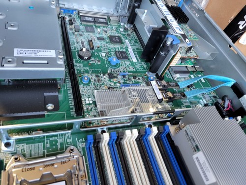 HPE ProLiant DL380 Gen9 8SFF Intel Xeon E5-2620 v4 2.10GHz/16GB/ H240AR Raid - Picture 9 of 10