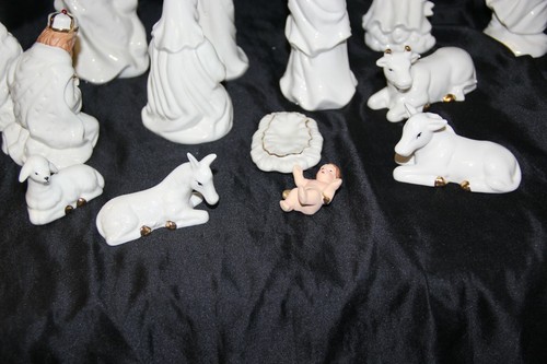 Vintage Nativity Scene 15 piece White with Gold Trim - 第 7/9 張圖片
