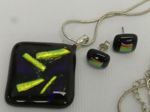 (ref288CI) Lovely Glass Necklace and Earrings - Picture 2 of 5