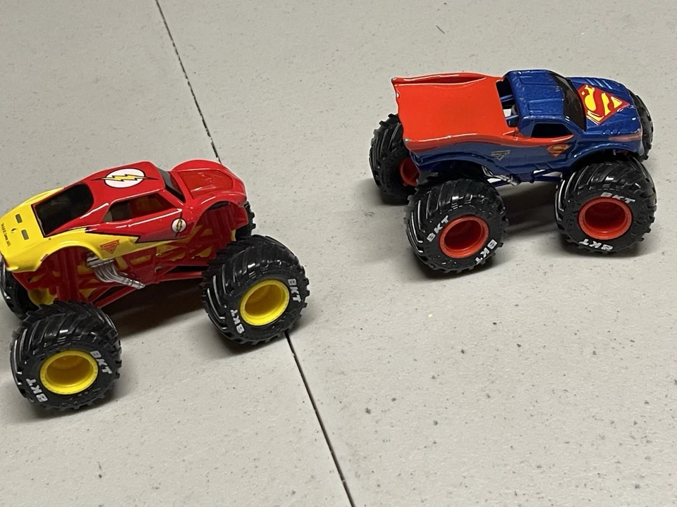 Monster Jam DC Comics Diecast Monster Trucks LOTE de 2 Superman y Flash 1:64 Foto 4 de 4