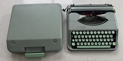 Makellose Hermes Baby Schreibmaschine in begehrtem Sea Foam grün. Made in 1960