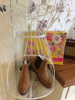 tan coloured chelsea boots