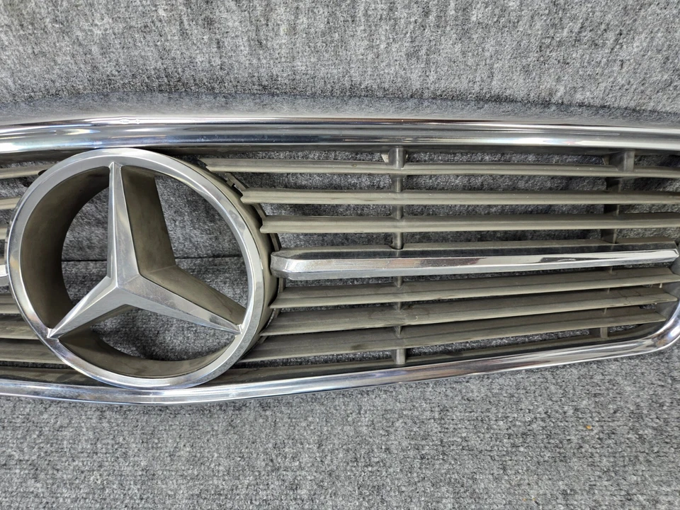 CONJUNTO REJILLA RADIADOR CAPÓ DELANTERO MERCEDES R107 560SL 450SL OEM Foto 3 de 4