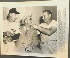 1951 ED LOPAT & JOHNNY MIZE NY YANKEES & HAPPY CHANDLER COMMISSIONER WIRE PHOTO 