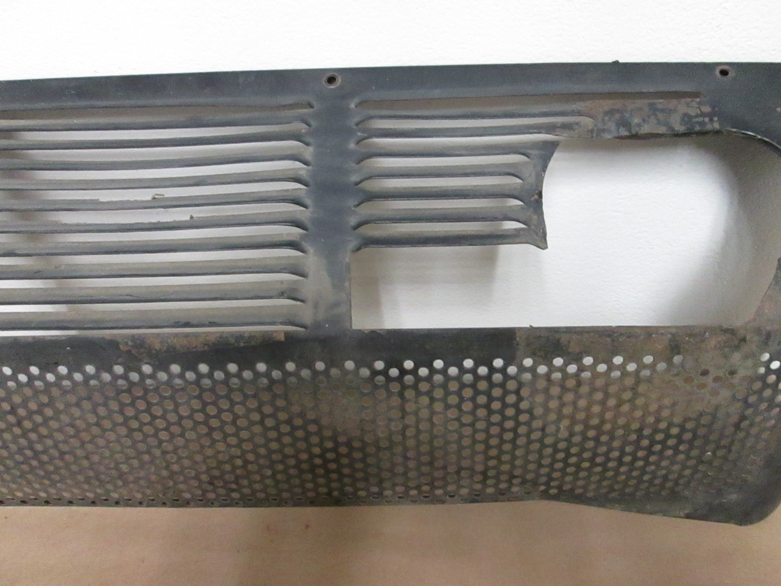 Ferrari Mondial 8 , QV - Rear Under Exhaust Grille # 60813800