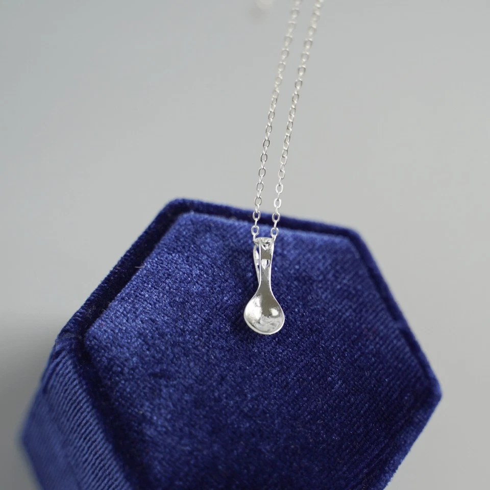 Collana Con Ciondolo A Forma Di Cucchiaio Mini Cuori D'Amore In Argento Sterling - Immagine 3 di 4