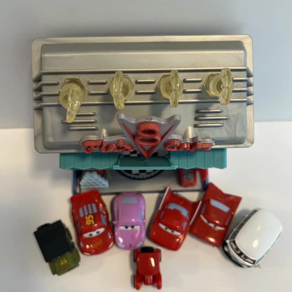 Disney Pixar MINI AVENTURAS Juego "FLO'S V-8 CAFÉ" con 7 Vehículos Foto 3 de 4