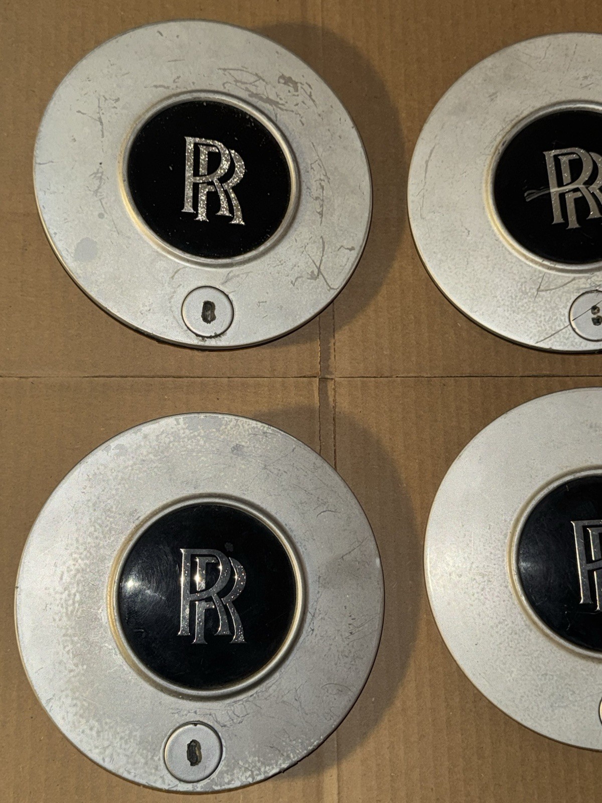 Rolls Royce Silver Spur, Corniche hub cap set of four, with badges&Keys UR27501
