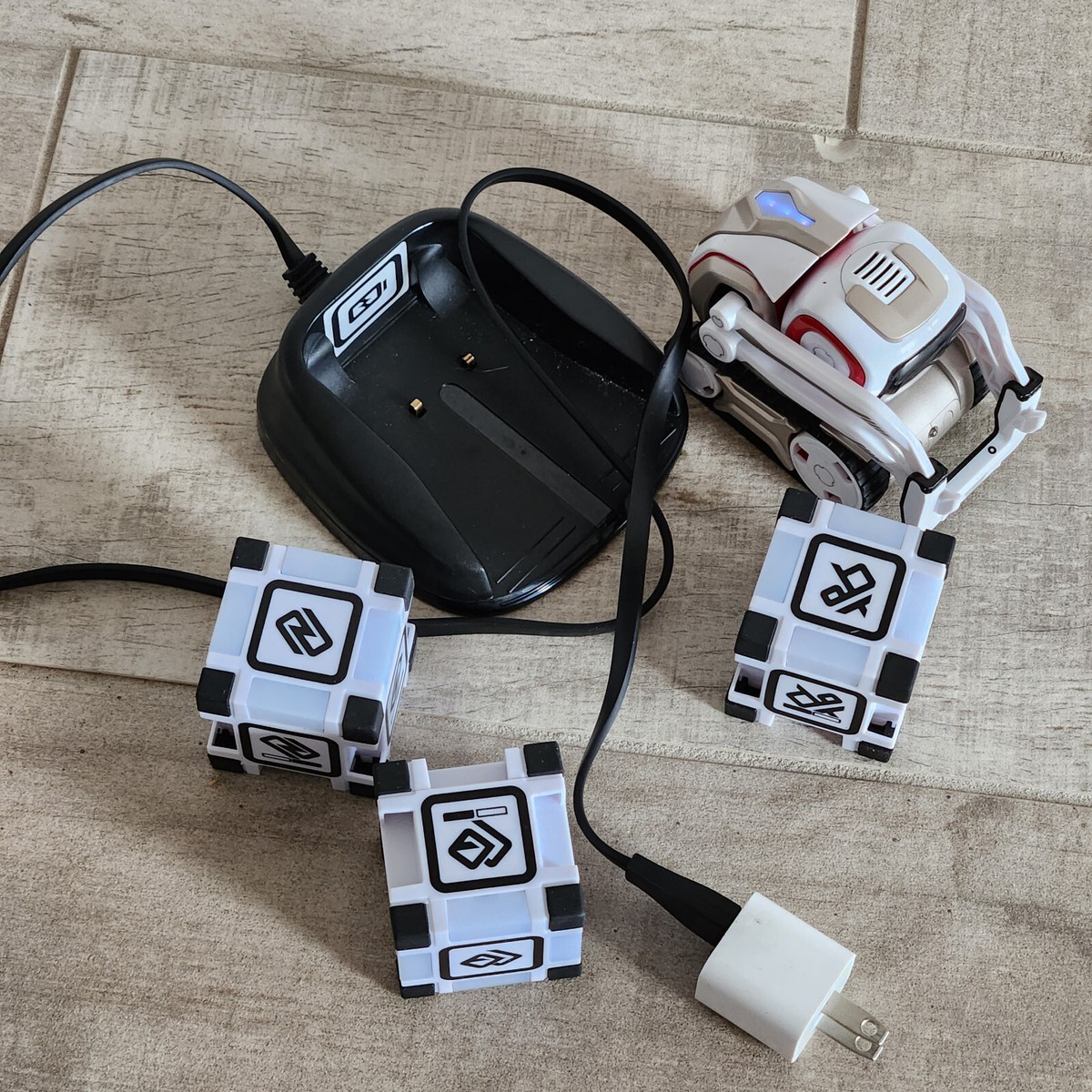Anki Cozmo ロボット 充電ドック付き Amazon.com: Anki Cozmo STEM Robot Bundle for Kids - Smart