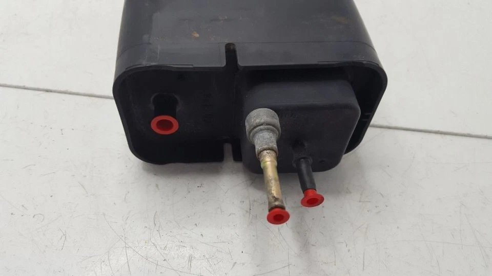 Bote de carbón de vapor de combustible 1999 00 01 02 Isuzu Rodeo Sport Foto 3 de 4