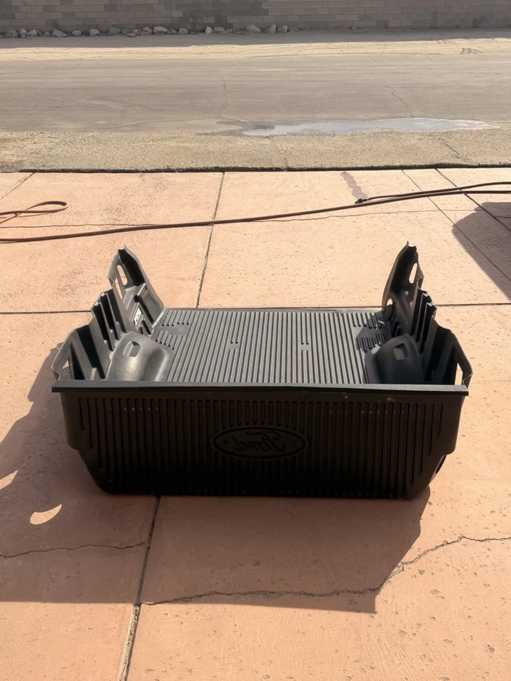 Bed Liner (used) 2023 Ford F250 Crew Cab 4x. Great Condition. Local Pick Up Only Foto 3 de 4