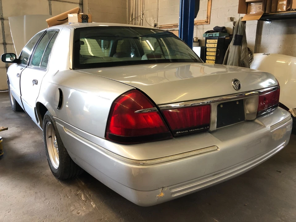 Alfombra de maletero Mercury Grand Marquis 2001 forro Ford Crown Victoria 1998-2011 Foto 2 de 4