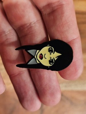 B1 Wednesday Addams Pin Brooch (Jenna Ortega) WEDNESDAY NETFLIX