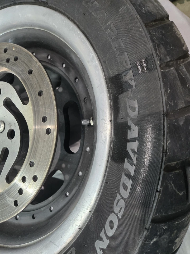 Llanta y neumático trasero Fat Bob Harley Davidson. Negro Foto 2 de 4