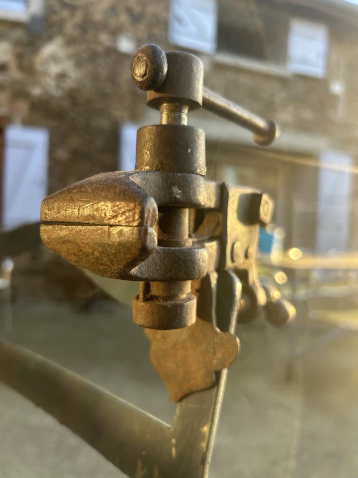 Ancien Petit Étau Avec Fleur De Lys Objet De Métier Très Ancien - Photo 3/4
