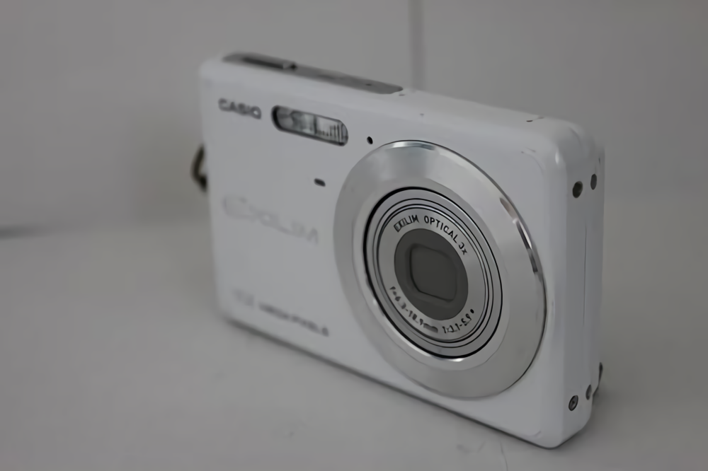 A7972 稼働　CASIO EXILIM EX-Z77 ホワイトデジタルカメラ Casio EXILIM ZOOM EX-Z77 7.2MP Digital Camera - White for
