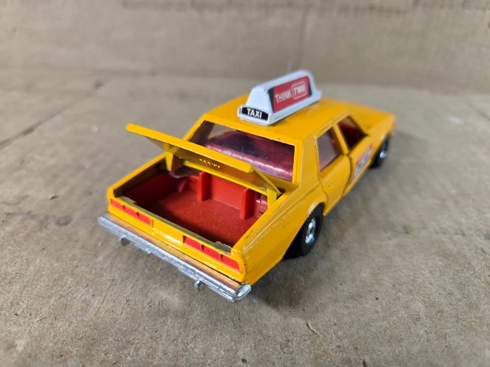 Rare Vintage CORGI Chevrolet Caprice Classic TWA Taxi Cab Great Britain Original - Image 4 of 4