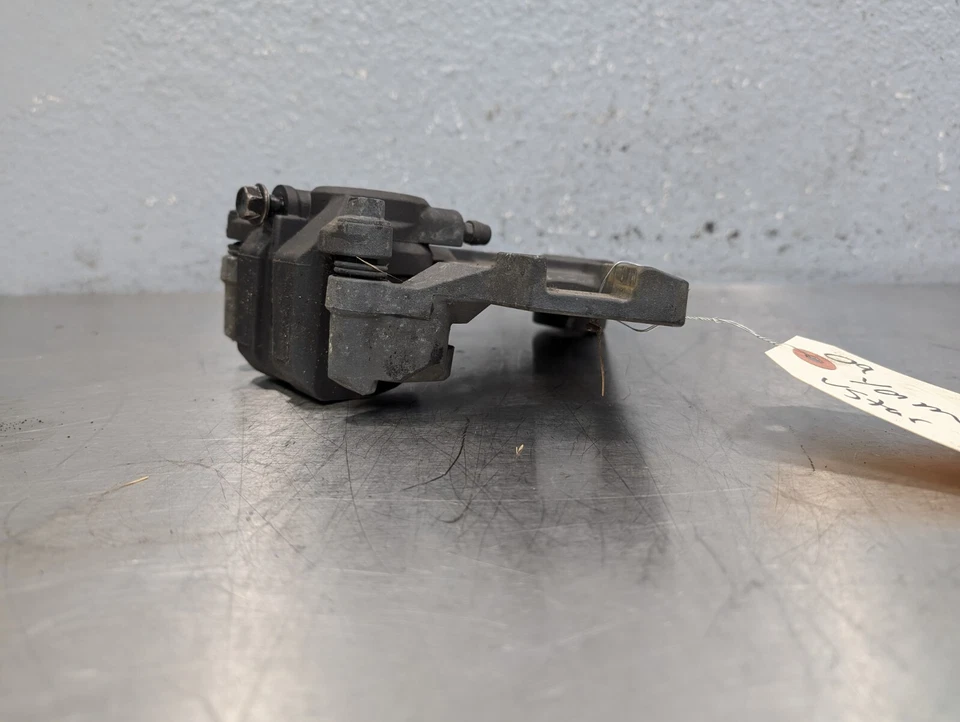 Pinza de freno trasera Yamaha V Star 950 2009 con soporte de montaje 3D8-2580W-10-00 Foto 2 de 4