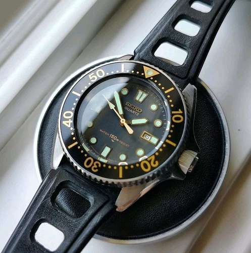 Seiko 2625-0010 Divers Quartz Watch Vintage Black Gold 33mm