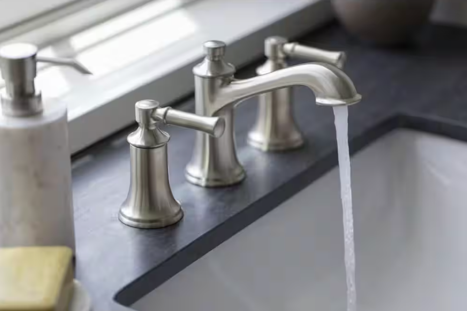 Moen Dartmoro Badarmatur, Zweigriffig, Gebürstetes Nickel – Flexibel Montierbar, Langlebig