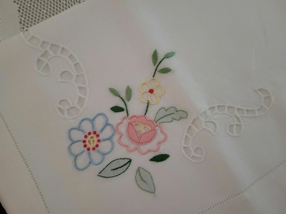 Sábana rica en lino puro con talla bordado hecha a mano Foto 2 de 4