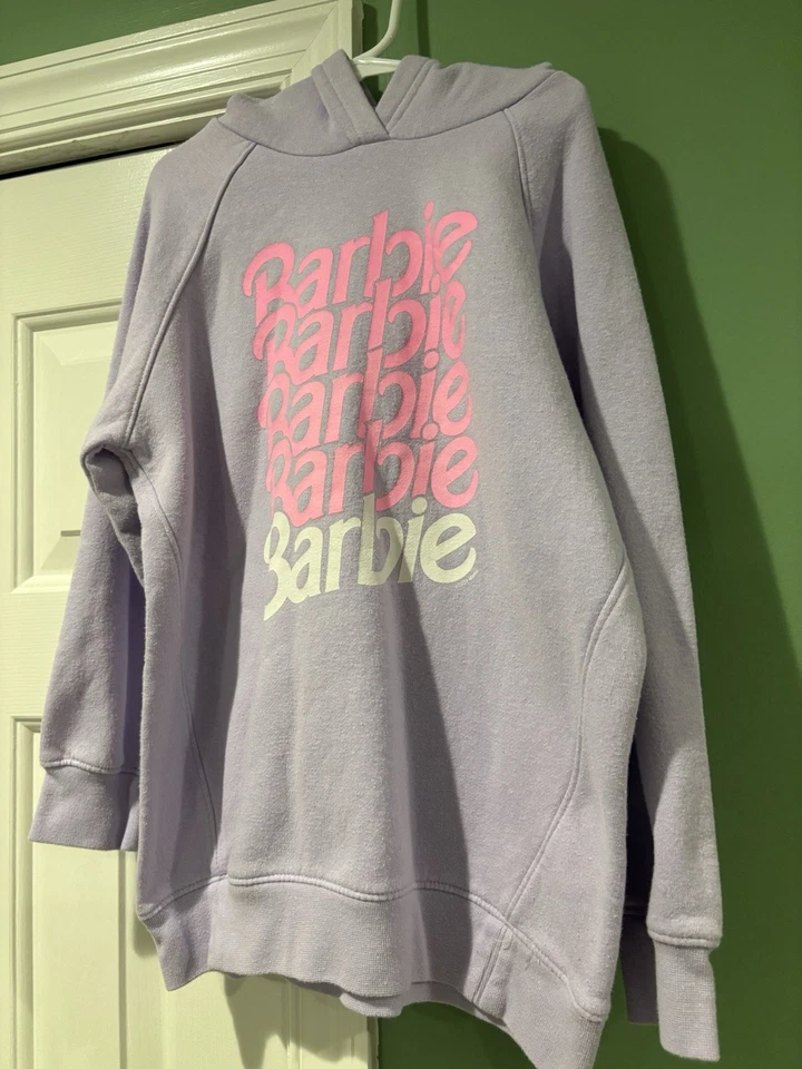 Толстовка с капюшоном для девочек Barbie сиреневая фиолетовая с белыми и ярко-розовыми буквами размер 8 средняя - Изображение 2 из 4