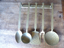 Ensemble de 5 ustensiles de cuisine vintage en laiton avec suspension murale