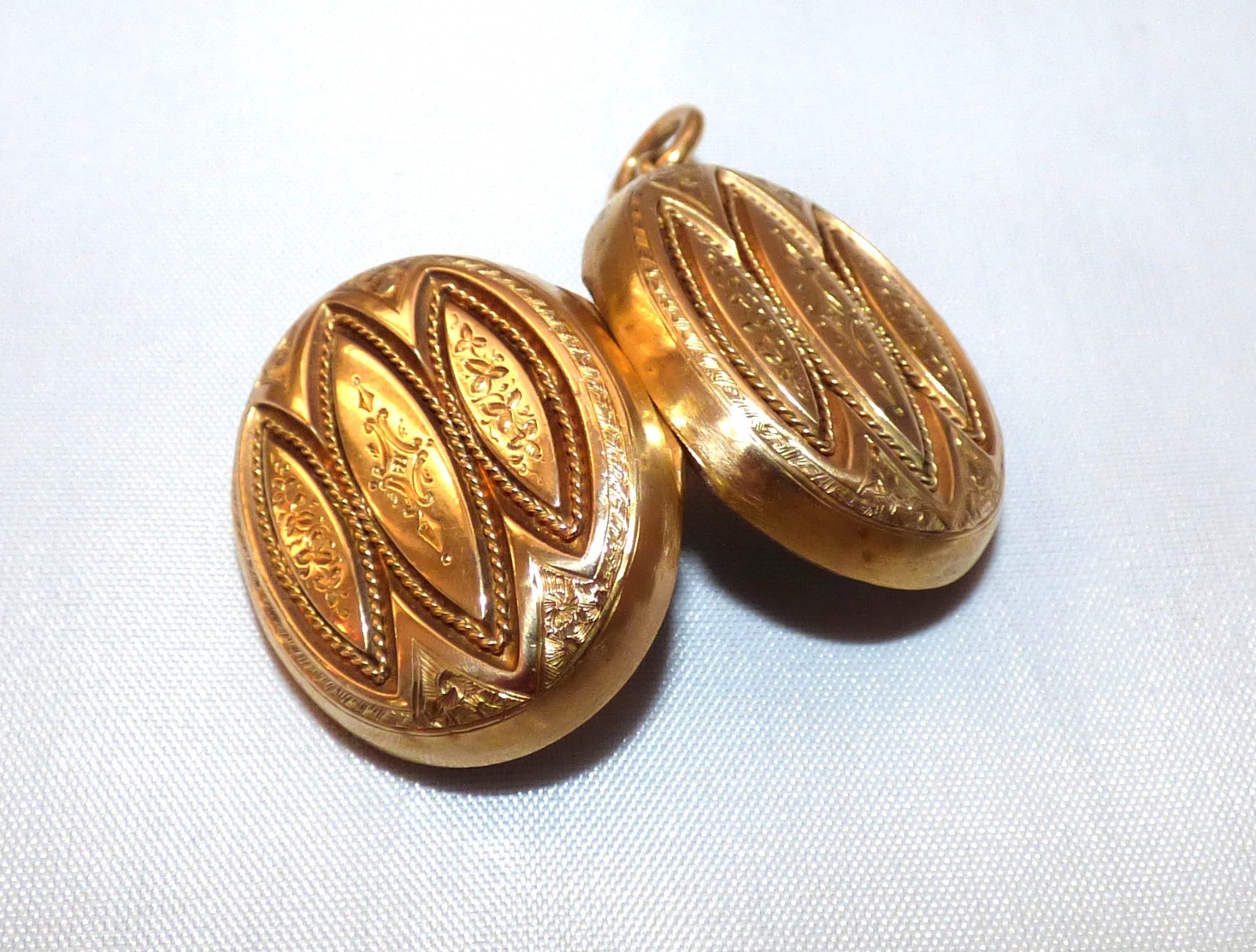 ANTIQUE VICTORIAN 18CT SOLID GOLD LOCKET 1868 EMB… - image 7