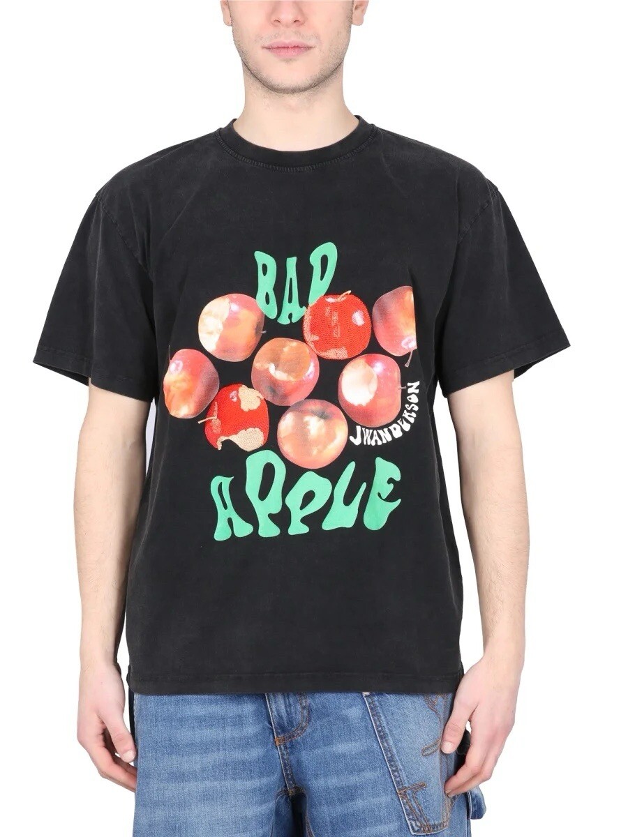 “J W ANDERSON” プリントTシャツ Bad Apple Black J W ANDERSON” プリントTシャツ Bad Apple Black (J W ANDERSON