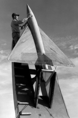 TECHNICIAN PULLING EXTERNAL POWER PLUG FROM E17 DRAG RESEARCH MODEL WA 4X6 PHOTO