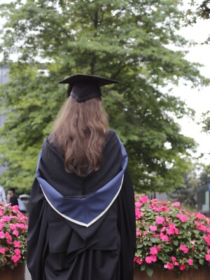 Abschlusskleid und Hut Erwachsene, Universität Bachelor feierliche Zeremonie