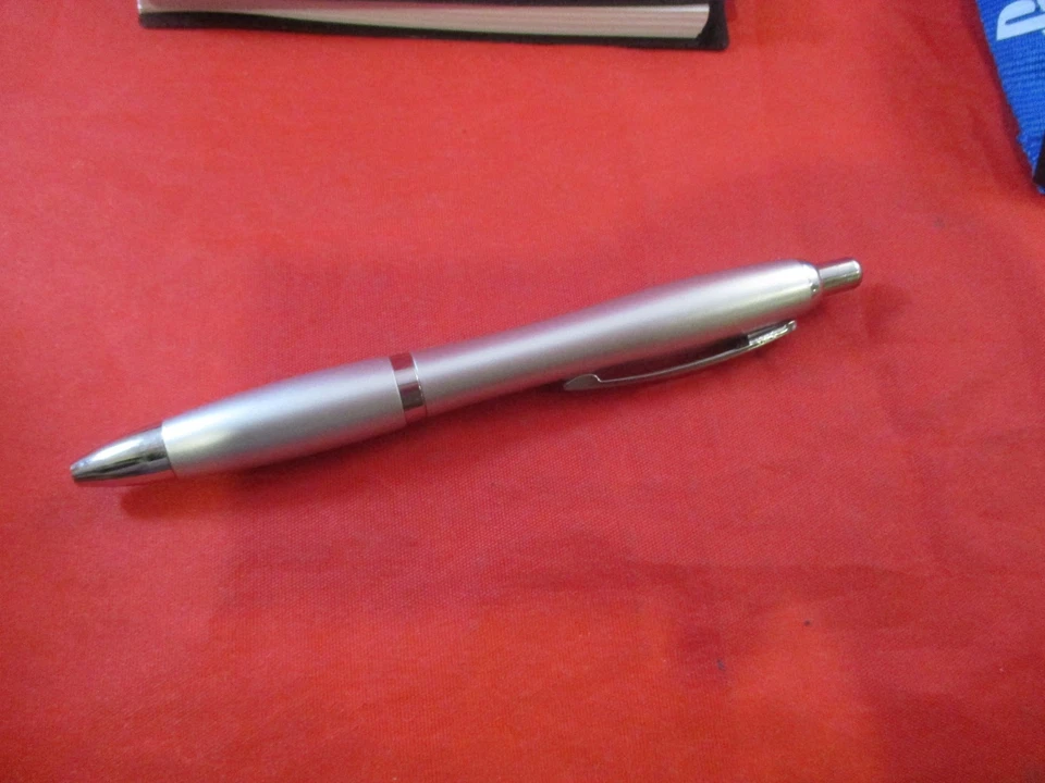 Sistema de consola Sony Playstation 4 PS4 portátil promocional + bolígrafo y cordón de empleado Foto 3 de 4